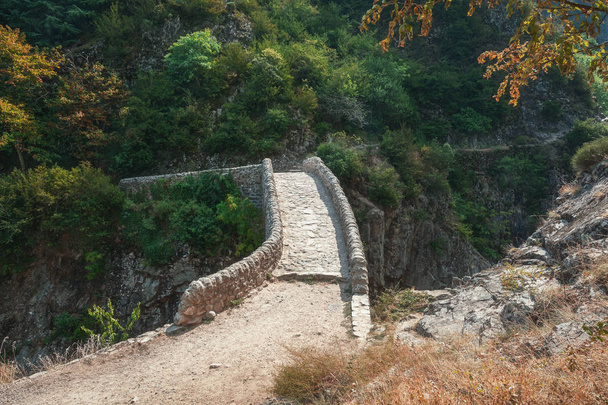 Der Pont du diable oder Teufelsbrücke ist eine römische Brücke, die den Fluss Ardeche überspannt  - Foto, Bild
