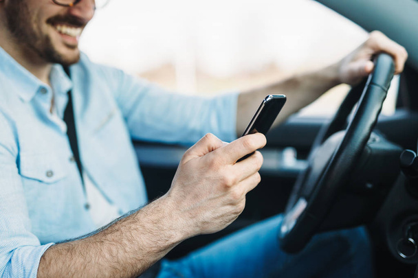 man using phone while driving car - Zdjęcie, obraz