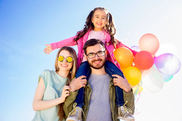 onnellinen perhe ilmapalloilla
 - Valokuva, kuva