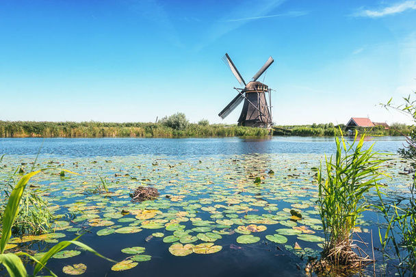 キンデルダイクで美しいオランダ風車の 1 つ - 写真・画像