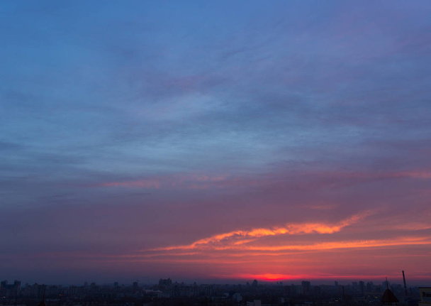 düstere Abendwolkenlandschaft - Foto, Bild