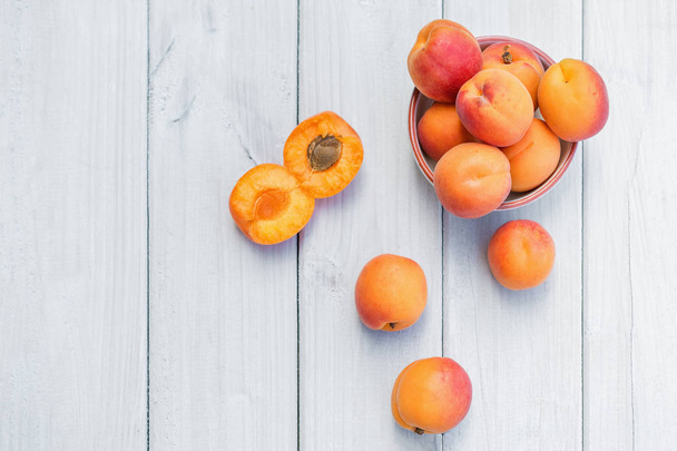 Composition with apricots on a white table - Foto, afbeelding