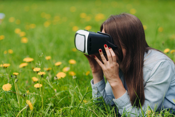 Woman in virtual reality headset outdoors - Foto, afbeelding