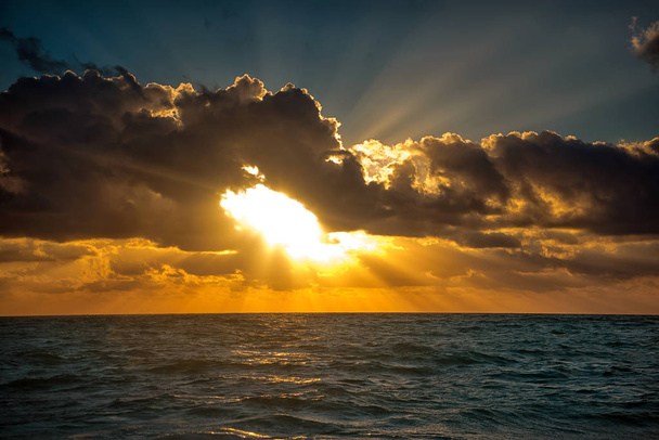 Ηλιοβασίλεμα με τον ήλιο το πρωί Καραϊβική Θάλασσα. - Φωτογραφία, εικόνα