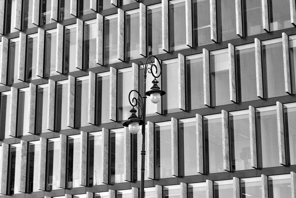 Moderno edificio per uffici con facciata in vetro. Bianco e nero
 - Foto, immagini