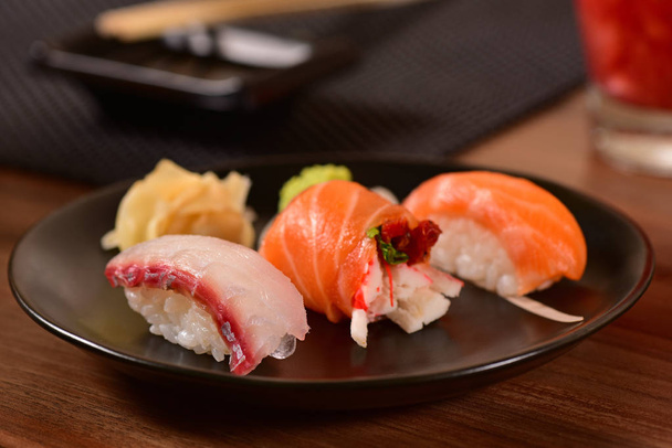 Trio di nigiri sushi - Foto, immagini
