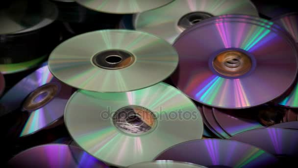 Οπτικό CD και δίσκους Dvds τακτοποιημένα στις σειρές στον πίνακα - Πλάνα, βίντεο