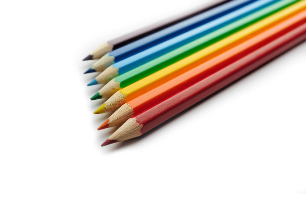Lápis coloridos dispostos em ordem de espectro do arco-íris
 - Foto, Imagem