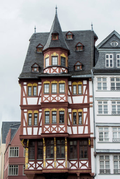 FRANKFURT, ALEMANIA - 4 DE JUNIO DE 2017: Las tradicionales casas alemanas decoradas en la plaza del casco antiguo de Frankfurt en el nublado día lluvioso de verano
. - Foto, imagen