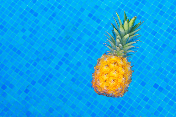 Pineapple and pool - Fotoğraf, Görsel