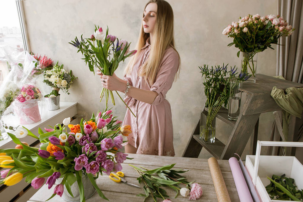 Professional florist decorator in flower shop - Foto, Imagem