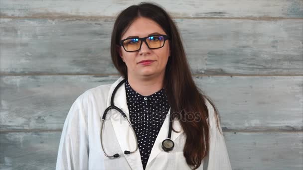Ritratto di una giovane terapista vestita di bianco e stetoscopio
 - Filmati, video