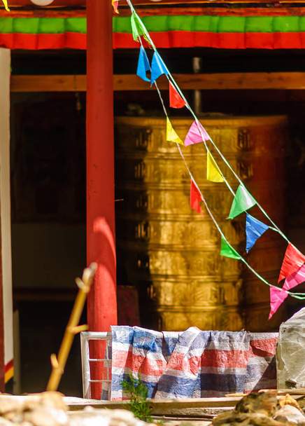 Βουδιστικός τροχός προσευχής σε θιβετιανή περιοχή του Σιτσουάν - Φωτογραφία, εικόνα