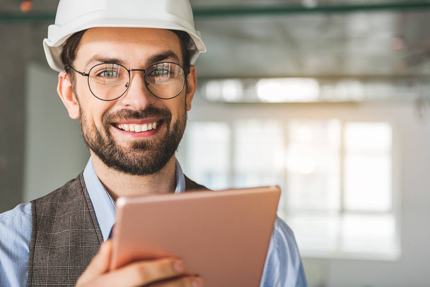 Happy smiling builder keeping tablet - Photo, Image