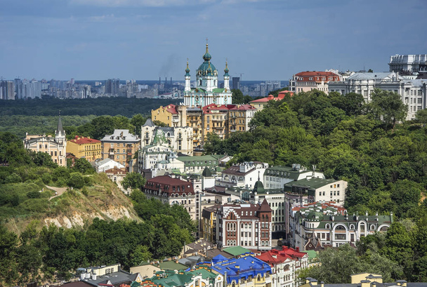 Vozdvizhenka elitní okres v Kyjev, Ukrajina. Pohled shora na střechách budov. - Fotografie, Obrázek