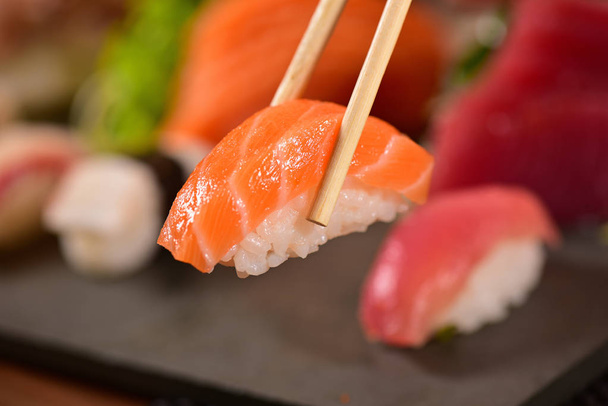 Sushi nigiri di salmone
 - Foto, immagini