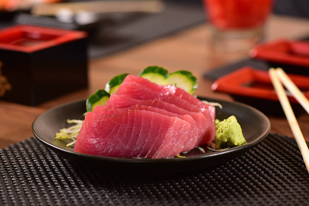 Tonijn sashimi segmenten - Foto, afbeelding