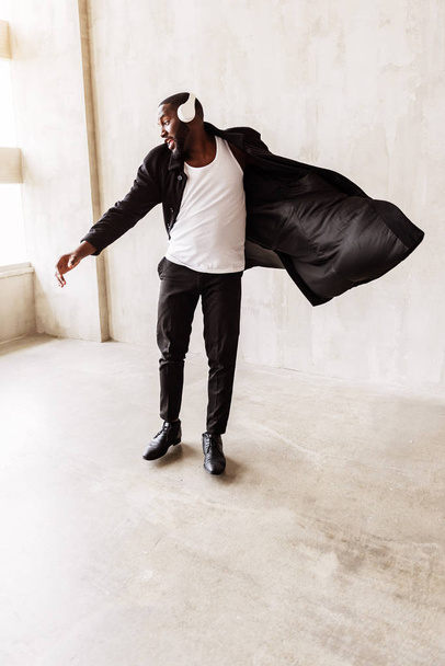Jolly africké vousatý muž ukazuje nové trendy v oblečení - Fotografie, Obrázek