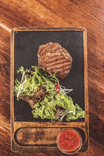 Delicious meat with fresh lettuce and sauce - 写真・画像