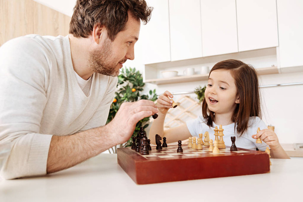 Father and daughter setting up a chessboard - Фото, зображення
