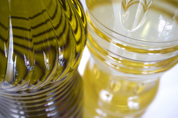 Oliven- gegen Sonnenblumenöl abgefüllt. Nahaufnahme - Foto, Bild