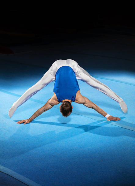 портрет молодого чоловіка гімнасток
 - Фото, зображення