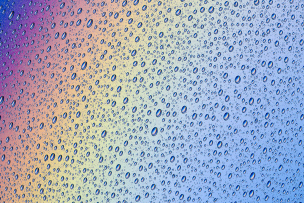 カラフルな表面への水滴の背景 - 写真・画像