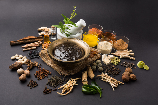 Suplemento dietético ayurvédico indio llamado Chyawanprash / chyavanaprasha es una mezcla cocida de azúcar, miel, ghee, grosella (amla), mermelada, aceite de sésamo, bayas, hierbas y varias especias
 - Foto, imagen