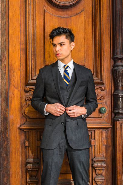 Retrato de Jovem Empresário Indonésio Americano em Nova York
 - Foto, Imagem