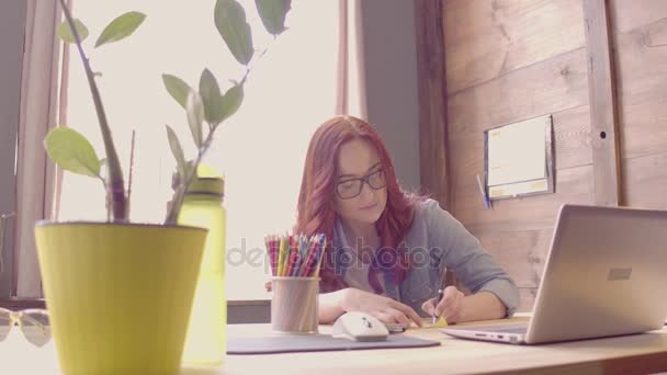 Left-handed foxy businesswoman making notes. - Materiał filmowy, wideo