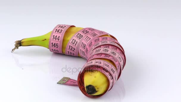 Μπανάνα και μέτρηση διατροφή έννοια ταιριάζει ζωή - Πλάνα, βίντεο