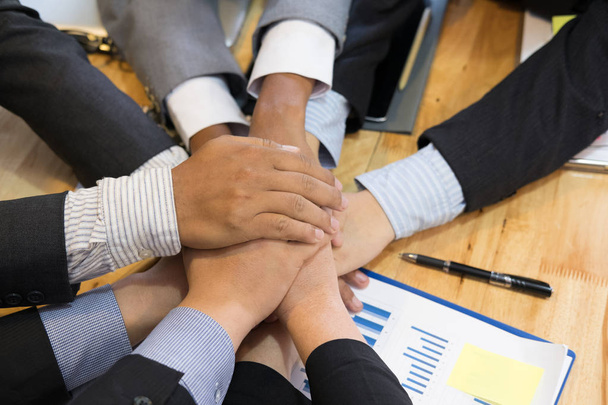 νέος επιχειρηματίας που ενώνει την ομάδα από επιχειρηματίες, αγγίζοντας το χέρι, - Φωτογραφία, εικόνα