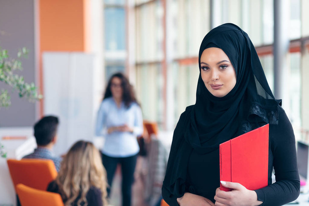 Arabian business woman with hijab holding a folder - Foto, Bild