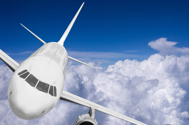 αεροπλάνο που πετάει πάνω από σύννεφα - Φωτογραφία, εικόνα
