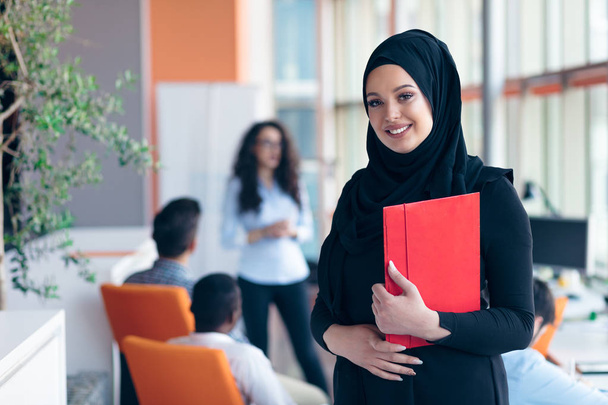 Arabian business woman with hijab holding a folder - Foto, Bild