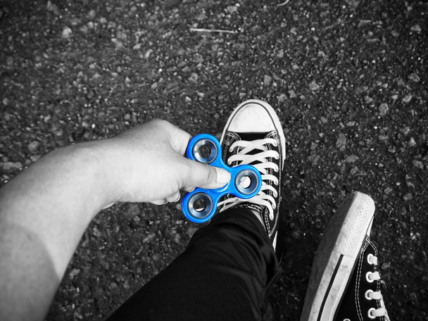 Selfie von Fidget Spinner mit Schuhen - Foto, Bild
