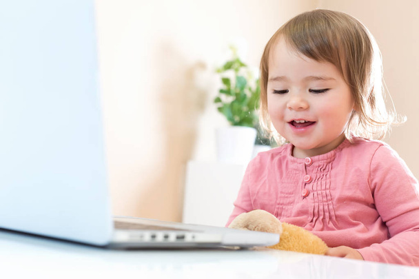 Little girl with her laptop computer - Foto, Imagen