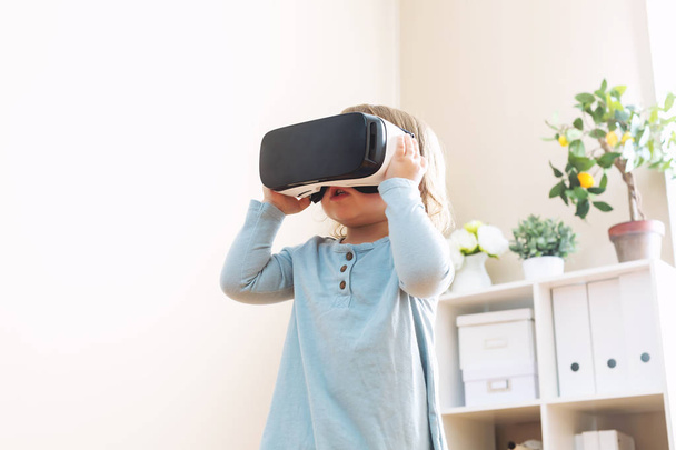 Toddler girl using a virtual reality headset - Foto, immagini