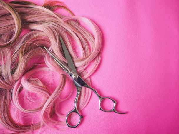 Cisailles de coupe de cheveux sur fond rose
 - Photo, image