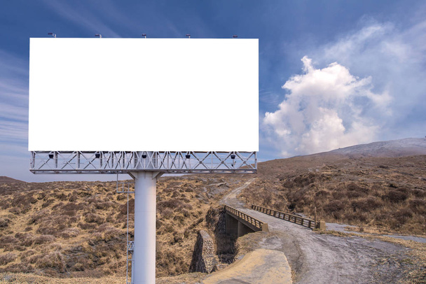 cartelera en blanco en la carretera del campo para publicidad fondo
 - Foto, Imagen