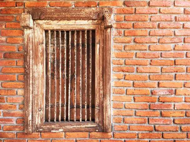 antika ahşap pencere tuğla duvar demir çubuklarla - Fotoğraf, Görsel