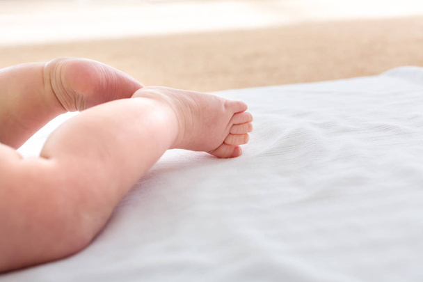 Legs of a baby boy in a bright room - Foto, Imagen