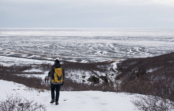 Backpacker a piedi sulla montagna di neve in inverno
 - Foto, immagini