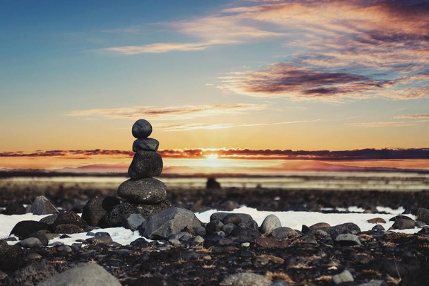Камни баланса, Zen камень сложены, с размытым фоном заката
 - Фото, изображение