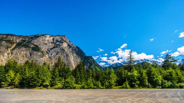 Міцний скель гори Маклін на півночі берега Сетон озеро в Південної Британської Колумбії, Канада - Фото, зображення