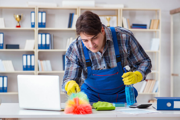 Limpiador masculino trabajando en la oficina - Foto, Imagen