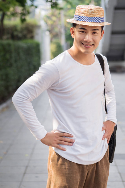 felice uomo viaggiatore sorridente ritratto braccia akimbo
 - Foto, immagini