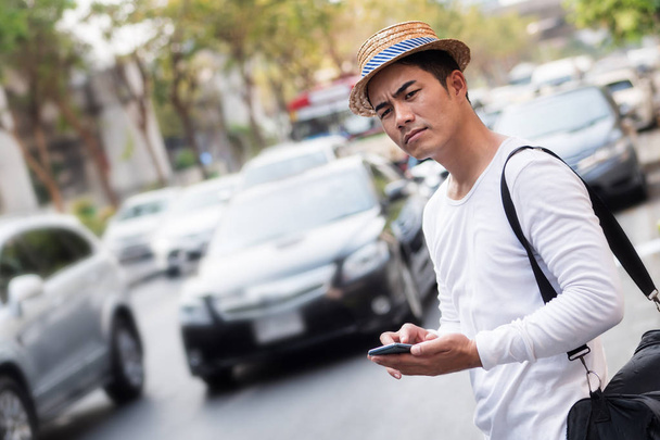 нещасний комутатор, який використовує додаток для смартфона у важкому трафіку
 - Фото, зображення