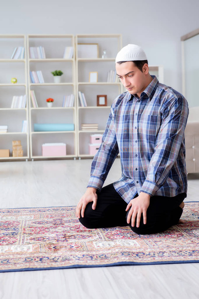 Homem muçulmano orando em casa - Foto, Imagem