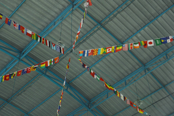 σημαία σε όλο τον κόσμο κρέμεται στην οροφή του σταδίου - Φωτογραφία, εικόνα